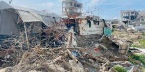 غزة.. عائلة نازحة تتخذ من المقبرة مأوى لها