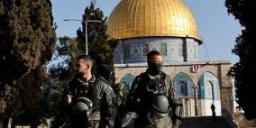 الاحتلال يبعد صحفيين وشابا عن المسجد الأقصى
