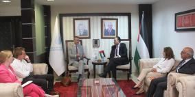رئيس سلطة المياه يكرم مدير الممثلية الهولندية بمناسبة انتهاء مهامه في فلسطين