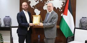 رئيس الوزراء يكرم المعلم محمد سويطي لإنجازه معالجة بحثية نوعية في الرياضيات ظلت مستعصية لعقدين من الزمن