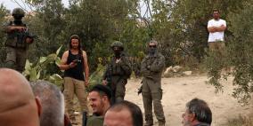 مستوطنون يسرقون معدات ثروة حيوانية ويحرثون أراض في الأغوار الشمالية