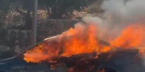 مستوطنون يهاجمون بلدة دير دبروان شرق رام الله ويحرقون مركبتين