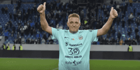 رئيس ناد يعود للعب بعمر 61 عاما