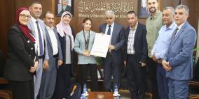 الوزير برهم يكرم بطلة آسيا في رياضة "المواي تاي"