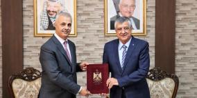 البنك العربي ووزارة النقل والمواصلات يوقعان اتفاقية تعاون لتعزيز السلامة المرورية