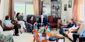 غنام: تسلم سلالاً غذائية للاتحاديين النسائيين في رام الله والبيرة 