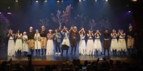 "أوف ستيج" تطلق عرضها الفني الجديد "تراب وسما" مجسّدًا الحكاية الفلسطينية بين الأرض والحرية