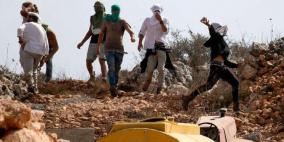 الاحتلال يعتقل مواطنا ومستوطنون يلاحقون المزارعين في مسافر يطا بالخليل