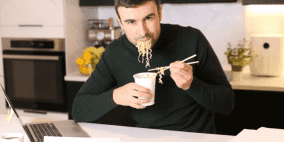 لعشاق "النودلز".. 43 عالماً يحذرون: صحتكم على المحك