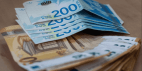 خاص| في ظل أزمة الشيكل.. هل يصبح الدينار العملة الأساسية في التعاملات الفلسطينية؟