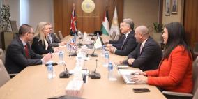 محافظ سلطة النقد يلتقي القنصل البريطاني العام