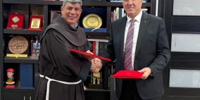 عساف والأب إبراهيم فلتس يوقعان اتفاقية بث قداس عيد الميلاد المجيد