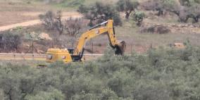 قوات الاحتلال تقتلع عشرات أشجار الزيتون شمال غرب سلفيت