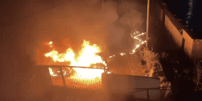 مستعمرون يحرقون مركبتين ويخطون شعارات عنصرية في عين يبرود شرق رام الله