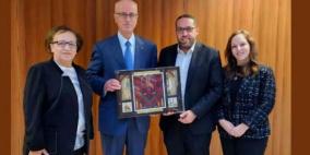 عائلة الشهيد قدري أبوبكر تكرّم د. رامي الحمدلله تقديرًا لدوره الوطني والإنساني