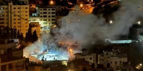 الاحتلال يفجر شقة سكنية ويعتقل ٤ مواطنين من نابلس 