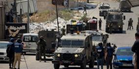 الاحتلال يفتش منازل ويستجوب مواطنين في مخيم العين غرب نابلس