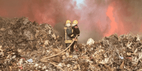 الدفاع المدني يسيطر على حريق هائل في مصنع حديد بأريحا