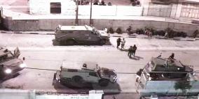 الاحتلال يعتقل مواطنين ويحتجز العشرات ويداهم منازل في الخليل