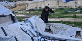 غزة: استمرار القصف وغرق خيام واقتلاعها بفعل المنخفض الجوي