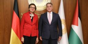 محافظ سلطة النقد يلتقي رئيسة الممثلية الألمانية ويبحثان آفاق التعاون المشترك