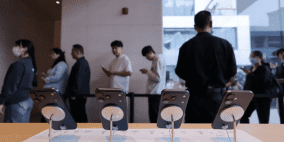 "آيفون يتصدر سوق الهواتف في الصين"