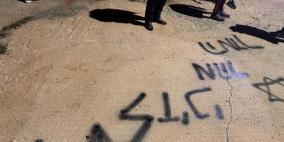 مستوطنون يحرقون مركبة ويخطون شعارات عنصرية في بلدة عطارة