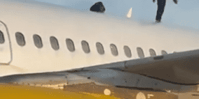 تأخر رحلة سفر بسبب "رقصة" على سطح الطائرة