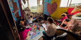 خاص| بالألوان يداوون الحرب: فنانة تحوّل الرسم إلى علاج نفسي لأطفال غزة
