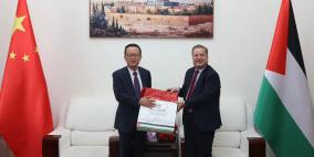 السفير عواد يبحث مع نائب مدير الخدمات الدبلوماسية سبل دعم مقر السفارة الفلسطينية في بكين