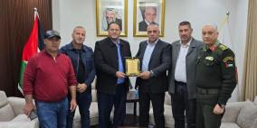 اللواء ناصر البوريني يستقبل رئيس وأعضاء بلدية الظاهرية