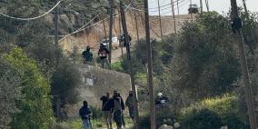 إصابات في اعتداء للمستوطنين وجنود الاحتلال جنوب نابلس