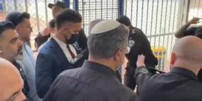 بن غفير يقتحم سجن "عوفر" ويشرف على التنكيل ويهدد الأسرى