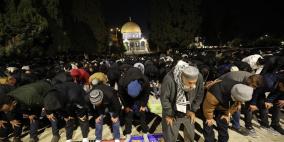 بالصور| 60 ألفًا يؤدون صلاة التراويح في المسجد الأقصى