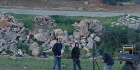 مستوطنون يسيّجون عشرات الدونمات من الأراضي الرعوية شرق طوباس