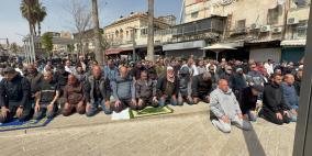 المقدسيون يؤدون صلاة الجمعة الأخيرة من رمضان على مقربة من الأقصى