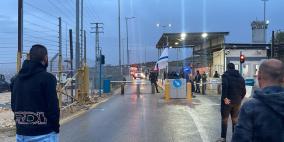 الاحتلال يصيب مواطنا بالرصاص ويعتدي على نجله عند حاجز بيت إكسا