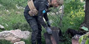 الشرطة تتعامل مع شظية صاروخية في الخليل