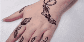 خاص| من موهبة إلى مشروع ناجح.. رجاء علي ماضي تحوّل رسم الحنّة إلى مصدر دخل وتدريب للفتيات