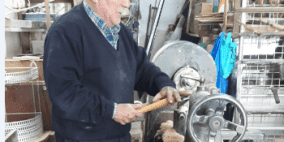 أبو عيسى فريج يتمسك بمهنة اندثرت 