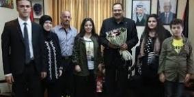 صيدم يكرم الطالبة مريم عَمرو لإبداعها في مجال الفن التشكيلي