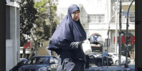 إخلاص.. ربة المنزل وبائعة "المحارم" على الإشارة الضوئية