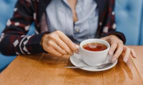 هل الشاي يسبب الجفاف فعلًا؟ الخبراء يوضحون