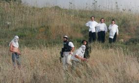 رام الله: إصابتان برصاص مستوطنين في المغير واحراق عزبة في أبو فلاح