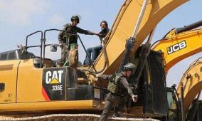 مستوطنون يستولون على جرافة ويعتدون على سائقها ويحتجزونه في عقربا جنوب نابلس