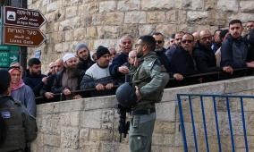 الاحتلال يفرض "بطاقة ممغنطة" وتصاريح أمنية للمصلين في الأقصى