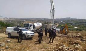 الاحتلال يردم بئرين ويهدم بركة مياه في بيت أمر شمال الخليل