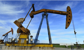 النفط يحوم قرب أعلى مستوى في أسبوعين