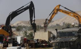 عائلة تضطر على هدم منزلها ذاتياً في طمرة