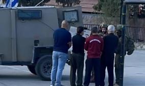 قوات الاحتلال تحتجز شبانًا على مدخل مخيم العروب وتُخرب مركبات المواطنين في بلدة إذنا
